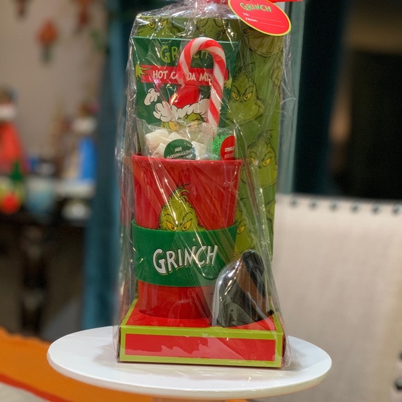 The Grinch Travel Tumbler and Hot Cocoa Mix Set - Picture 3 of 4